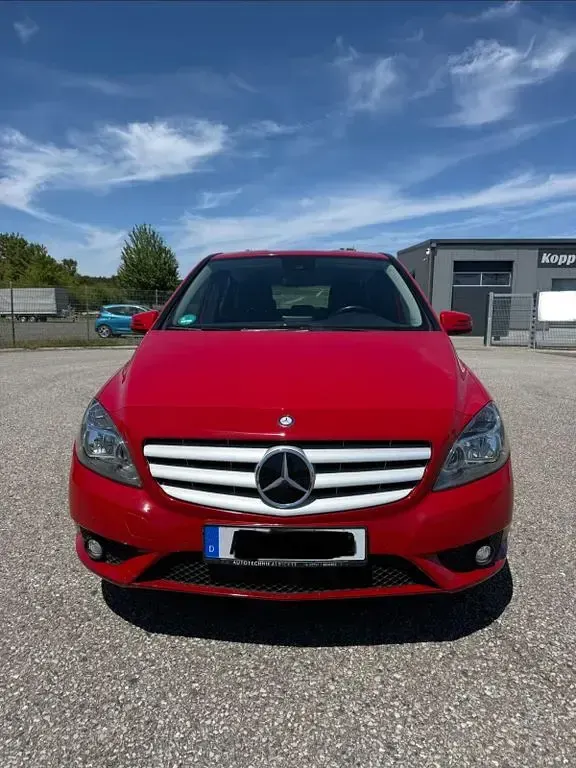 Gebraucht Mercedes B180 109 PS (80 kW) 2013 Rot Kleinwagen