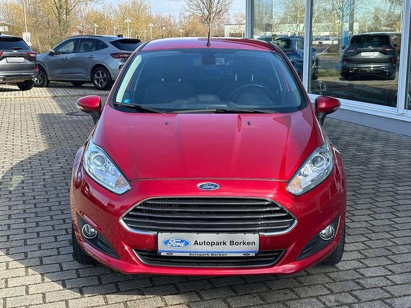 Gebraucht Ford Fiesta Titanium 101 PS (74 kW) 2017 Rot Limousine