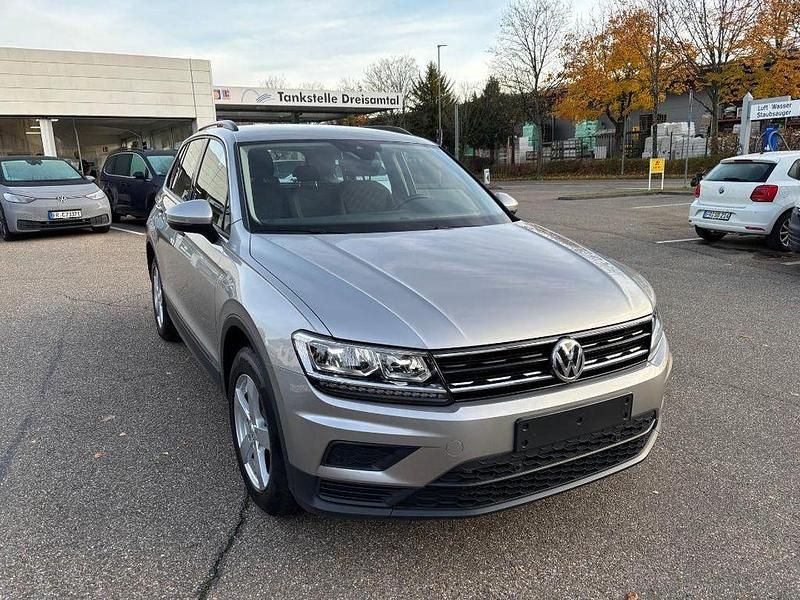 Grau Gebraucht 2017 VW Tiguan Trendline SUV | 18.990 € (Guter Preis) - Bild 1/4