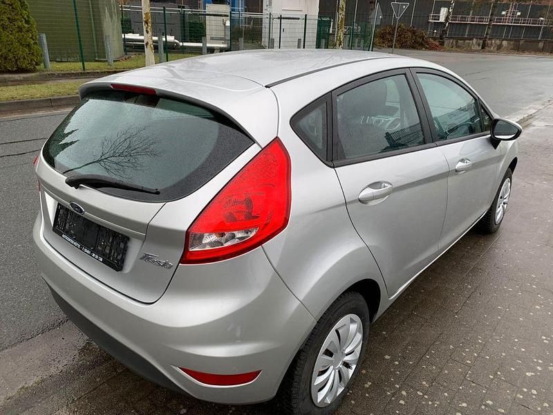 Gebraucht Ford Fiesta 82 PS (60 kW) 2010 Silber Kleinwagen