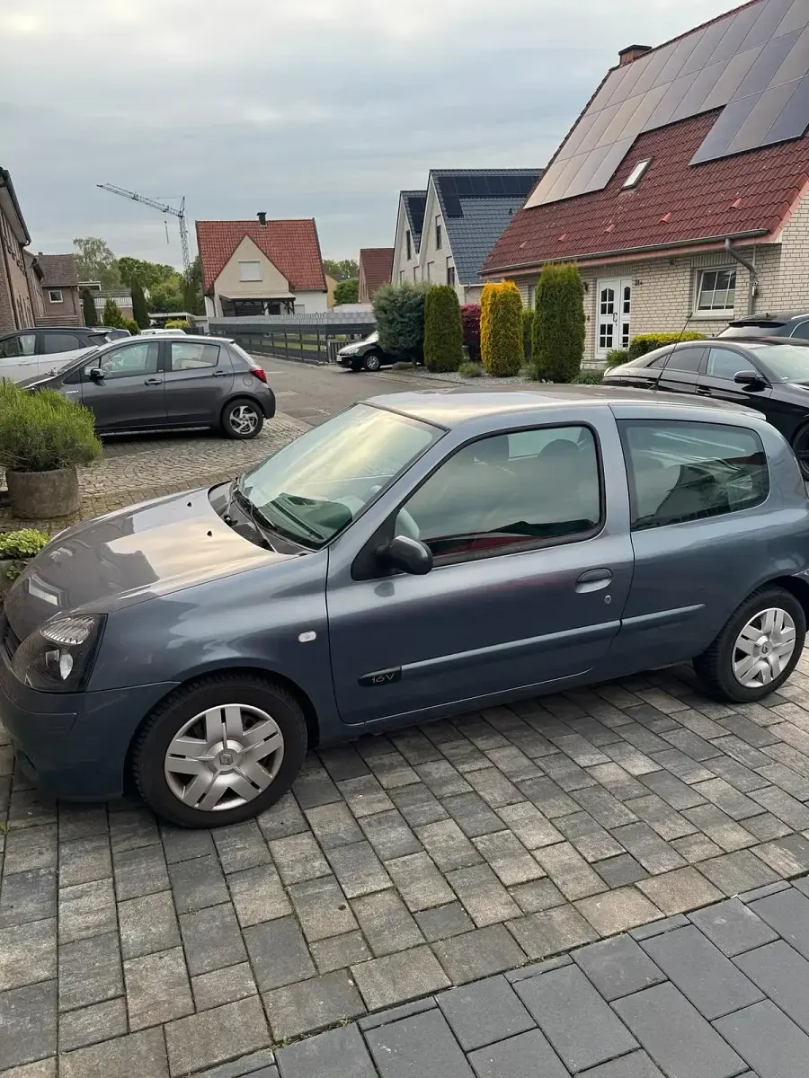 Gebraucht Renault Clio II 75 PS (55 kW) 2005 Grau Kleinwagen