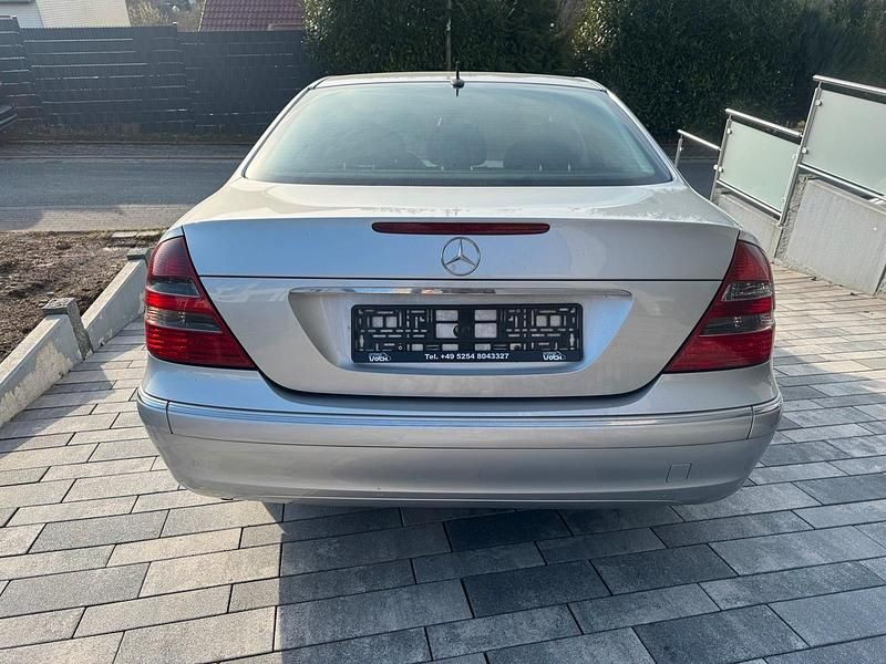Gebraucht Mercedes E220 150 PS (110 kW) 2004 Silber Limousine