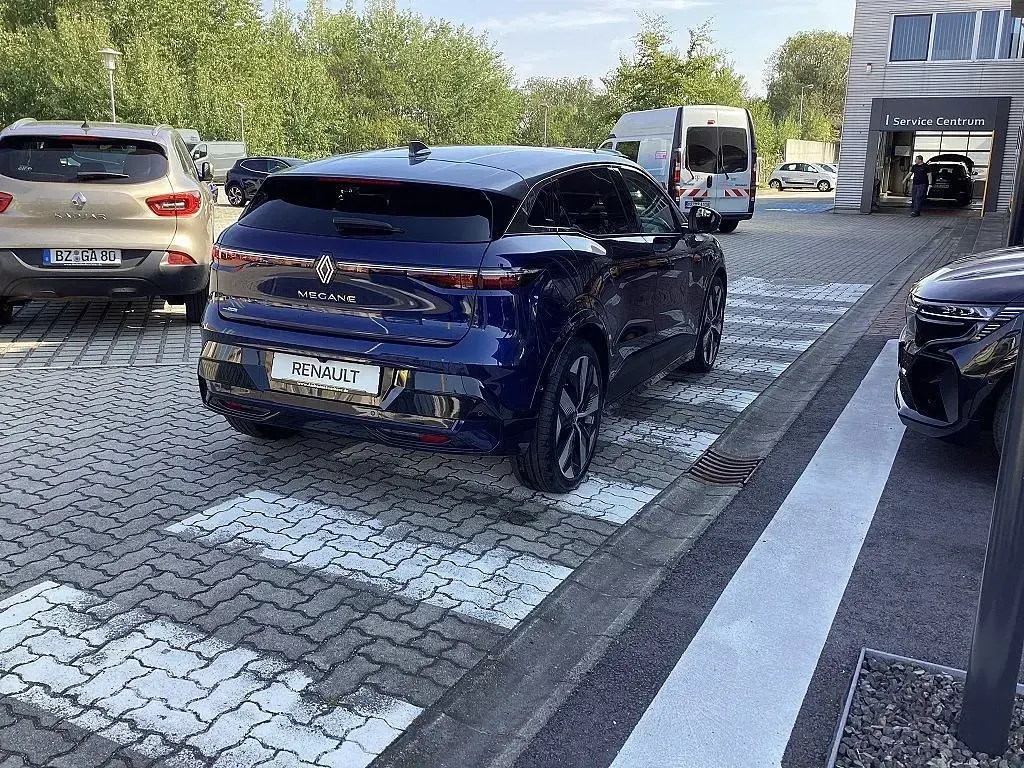 Używany Renault Megane E-Tech Techno 160 kW (218 KM) 2024 Niebieski Sedan/Limuzyna