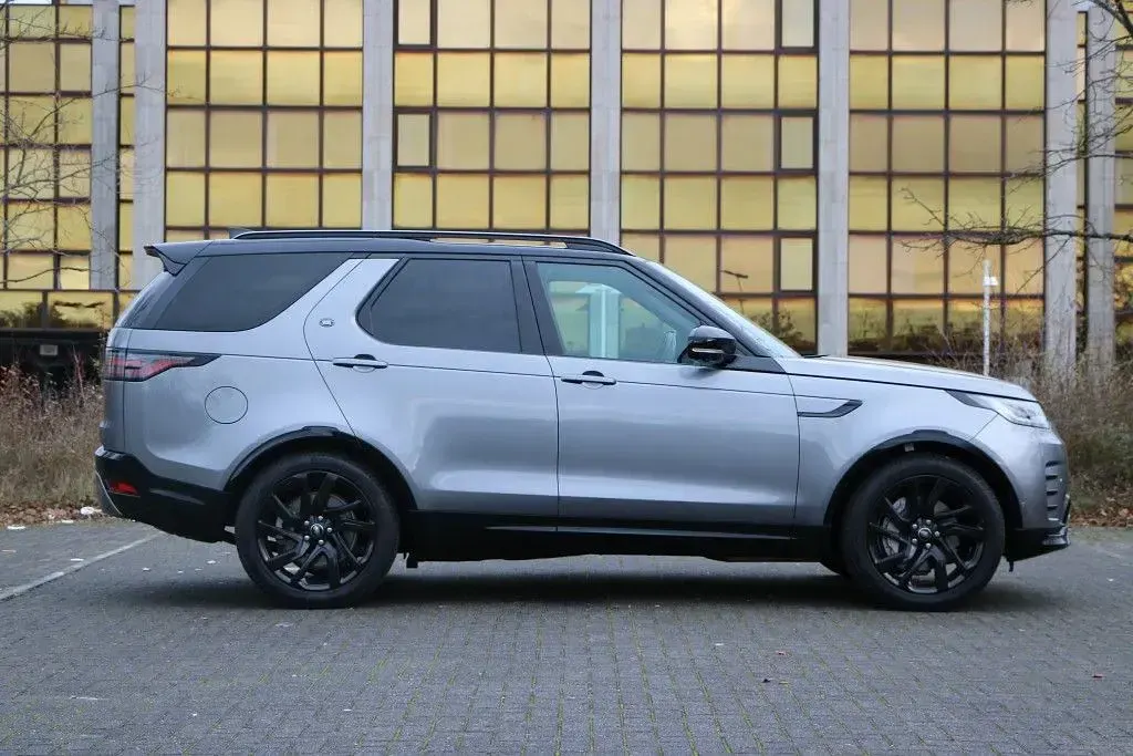 Gebraucht Land Rover Discovery SE Dynamic 300 PS (220 kW) 2024 Eiger grey SUV