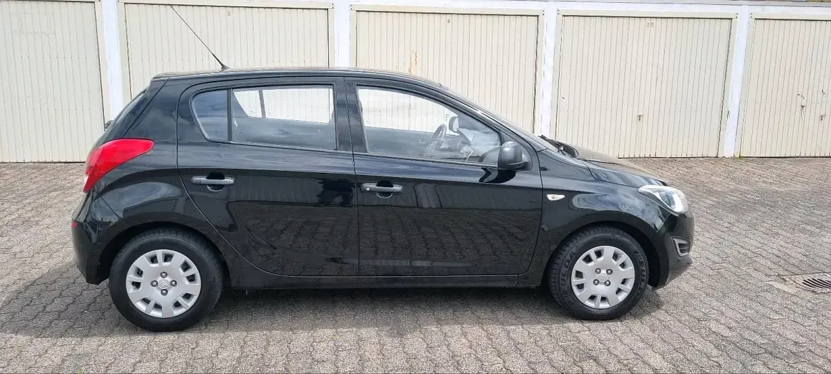 Gebraucht Hyundai i20 80 PS (58 kW) 2013 Schwarz Kleinwagen