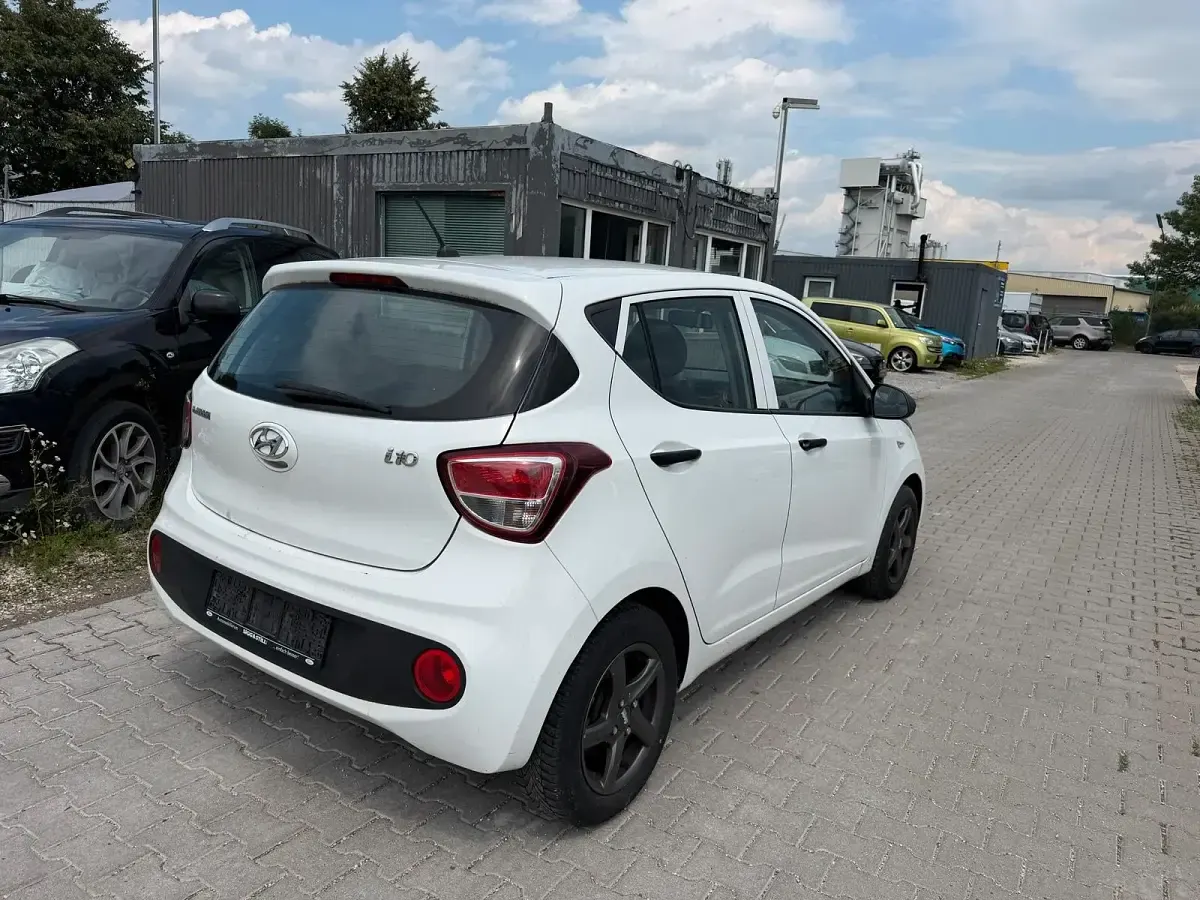 Gebraucht Hyundai i10 67 PS (49 kW) 2018 Weiß Kleinwagen