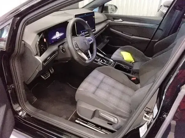 Second-hand VW Golf VIII GTE 272 CP (200 kW) 2025 Negru Berlinǎ
