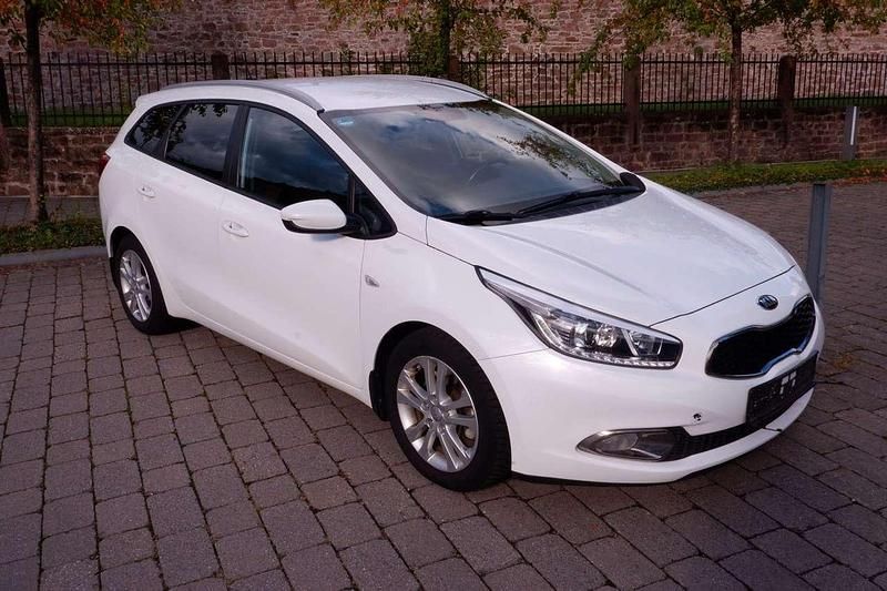 Weiß Gebraucht 2015 Kia Ceed Kleinwagen | 8.900 € (Fairer Preis) - Bild 1/4