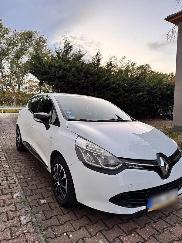 Weiß Gebraucht 2016 Renault Clio IV LIMITED Kleinwagen | 5.800 € (Guter Preis) - Bild 1/4
