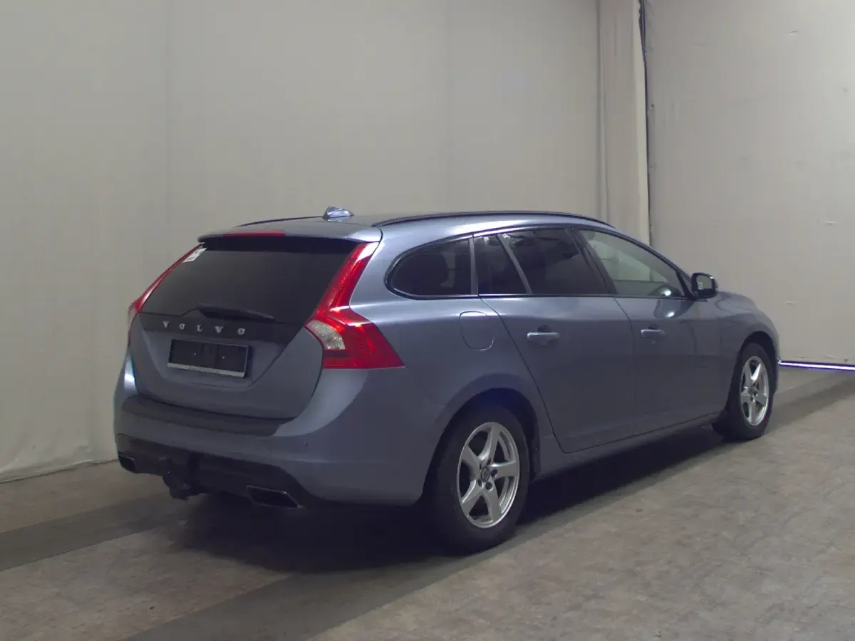 Używany Volvo V60 Kinetic 150 KM (110 kW) 2017 Niebieski Kombi