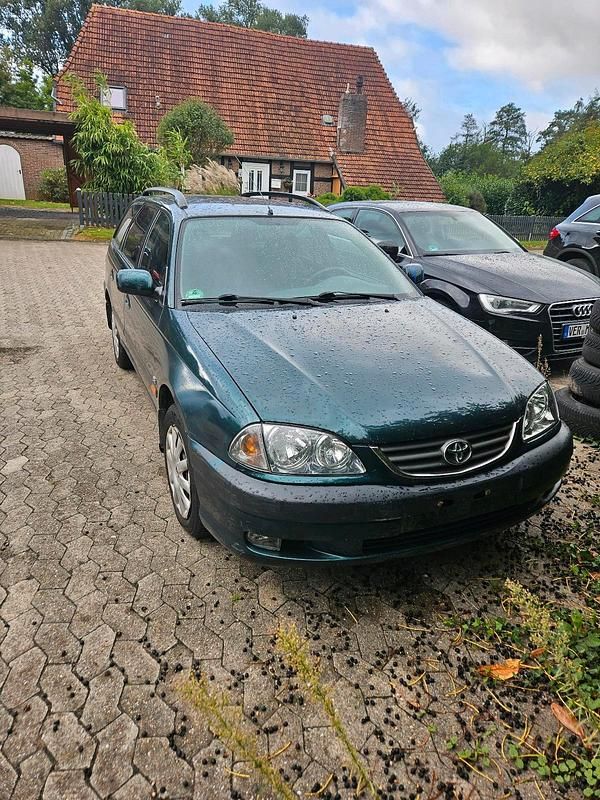 Grün Gebraucht 2000 Toyota Avensis Kombi | 1.200 € - Bild 1/4