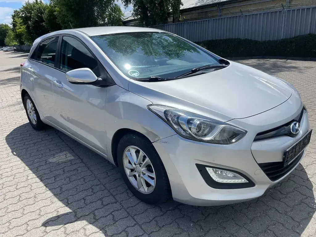Gebraucht Hyundai i30 Trend 90 PS (66 kW) 2013 Silber Limousine