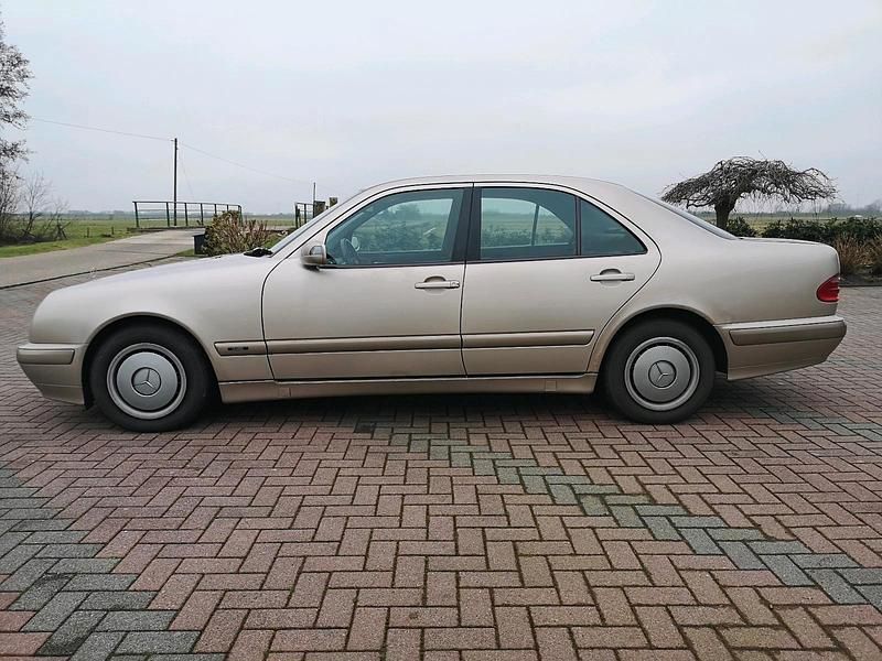 Gebraucht Mercedes E220 143 PS (105 kW) 2000 Beige Limousine