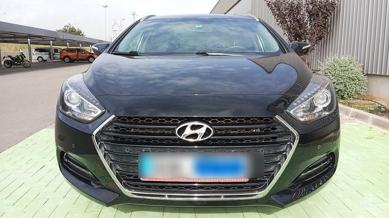 Gebraucht Hyundai i40 Trend 135 PS (99 kW) 2016 Schwarz Kombi