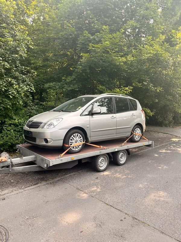 Grau Gebraucht 2002 Toyota Corolla Verso Van / Kleinbus | 1.999 € (Guter Preis) - Bild 1/1