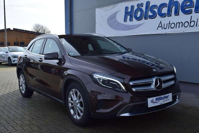 Braun Gebraucht 2016 Mercedes GLA200 SUV | 18.999 € (Fairer Preis) - Bild 1/4