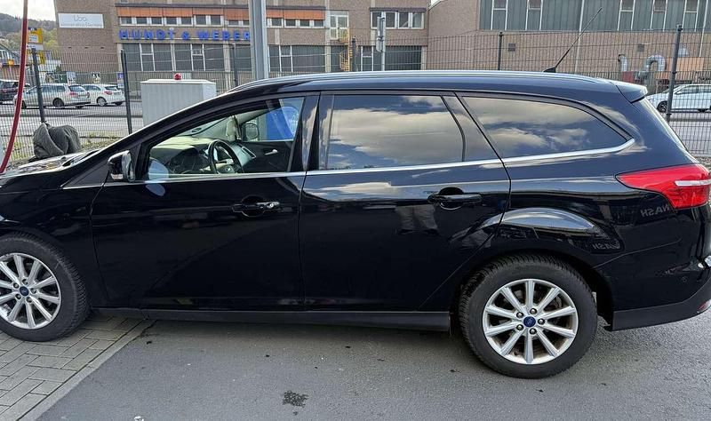 Gebraucht Ford Focus Titanium 125 PS (91 kW) 2016 Schwarz Kombi