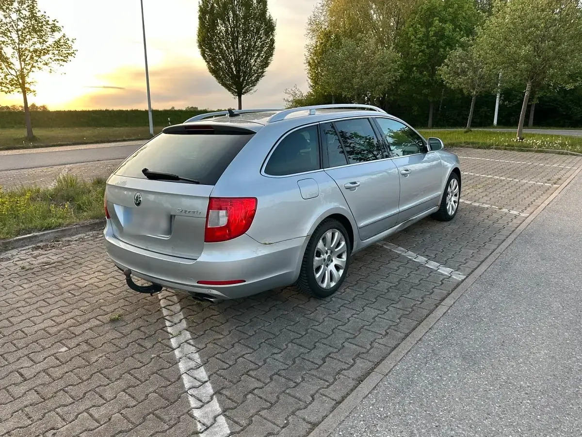 Gebraucht Skoda Superb 260 PS (191 kW) 2010 Silber Kombi