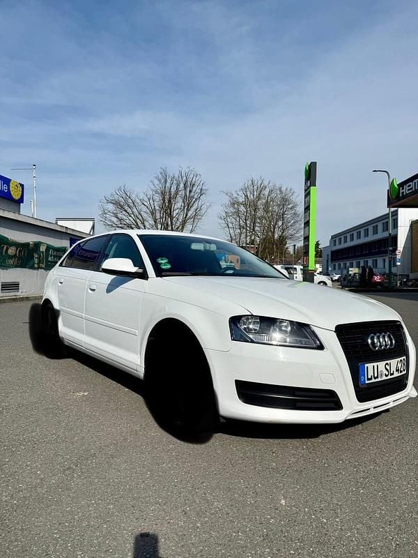 Weiß Gebraucht 2010 Audi A3 Sportback Kleinwagen | 2.999 € (Guter Preis) - Bild 1/4