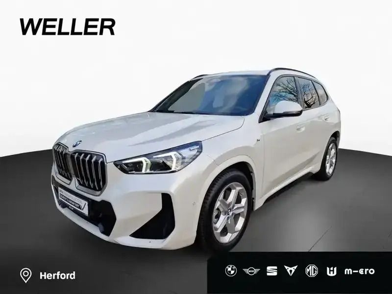 Mineralweiß (weiß) Gebraucht 2024 BMW X1 M Sport SUV | 43.990 € (Superpreis) - Bild 1/4
