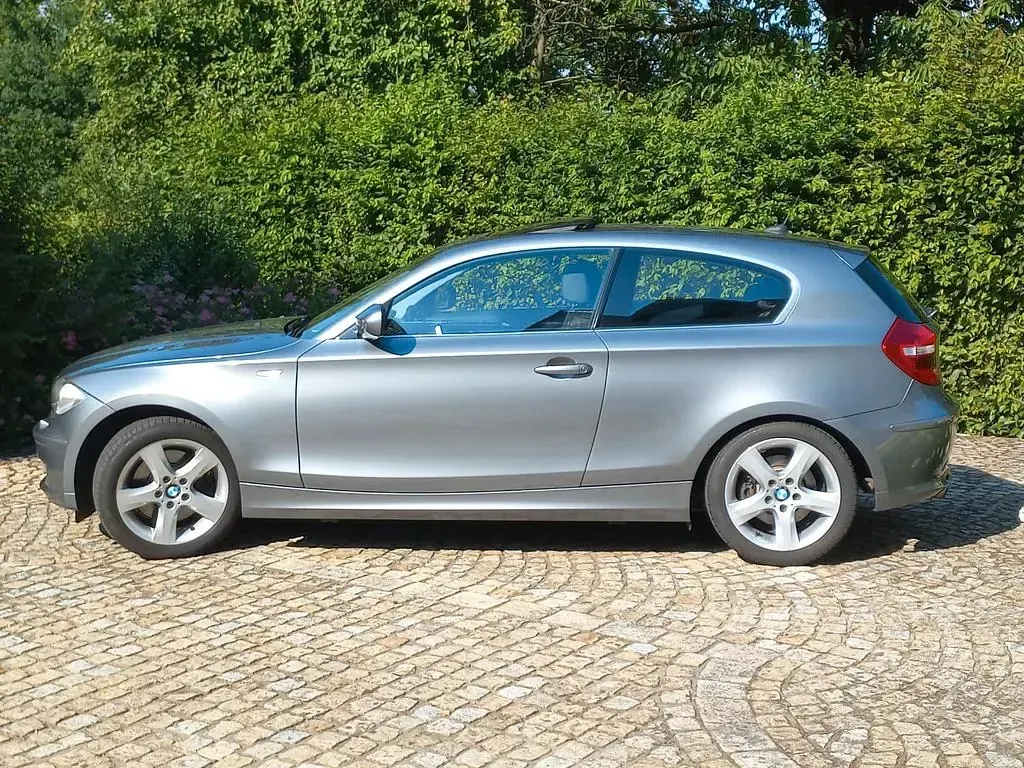 Gebraucht BMW 130 Advantage 258 PS (189 kW) 2010 Grau Kleinwagen