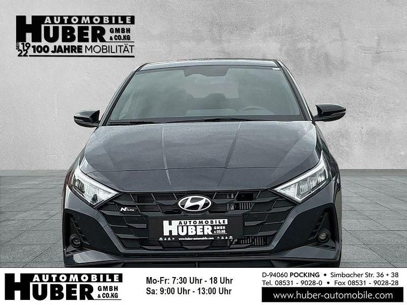 Grau metallic Neu 2025 Hyundai i20 N Line Limousine | 24.490 € (Etwas zu teuer) - Bild 1/4