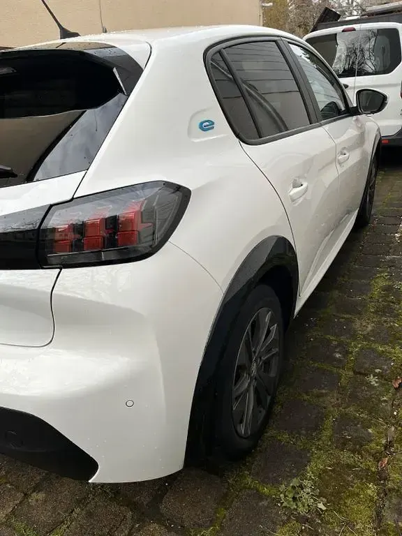Gebraucht Peugeot e-208 Active 100 kW (136 PS) 2021 Weiß Kleinwagen
