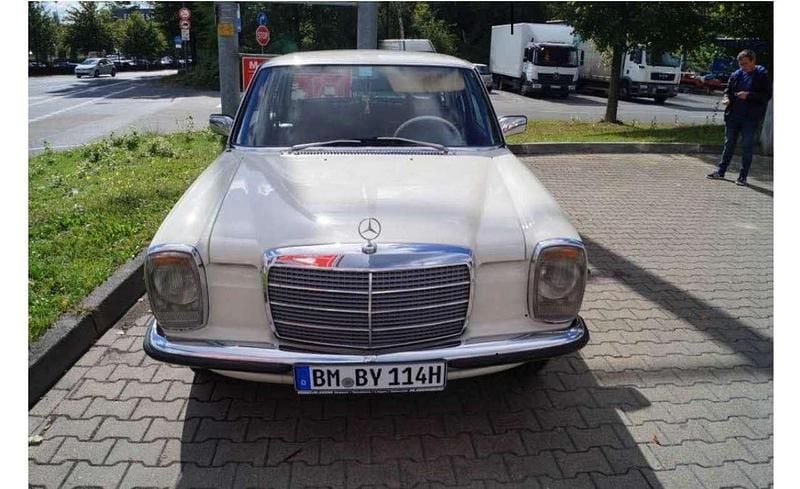 Beige Gebraucht 1973 Mercedes W114 Limousine | 17.200 € - Bild 1/4