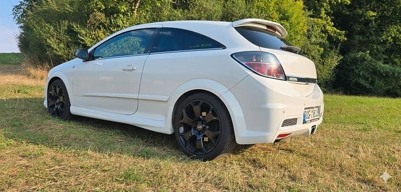 Weiß Gebraucht 2009 Opel Astra GTC OPC Limousine | 8.999 € (Teuer) - Bild 1/4