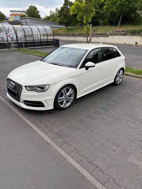 Weiß Gebraucht 2015 Audi A3 e-tron Comfort Kleinwagen | 13.400 € (Fairer Preis) - Bild 1/4