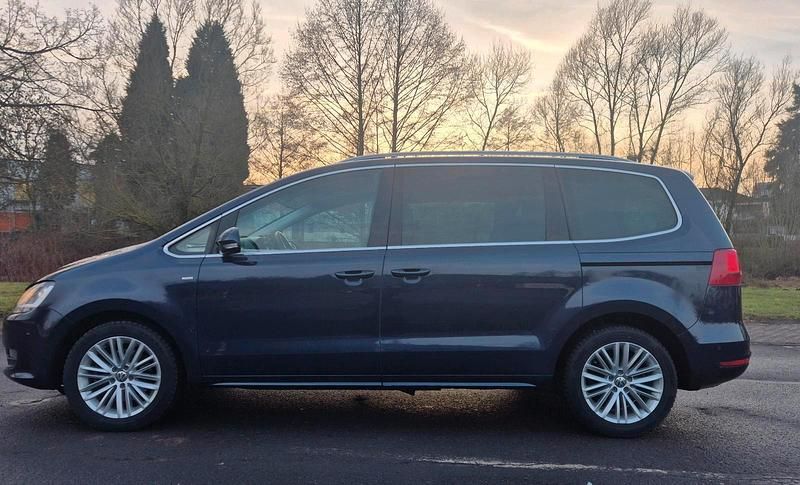 Blau Gebraucht 2015 VW Sharan Van / Kleinbus | 17.300 € (Teuer) - Bild 1/4