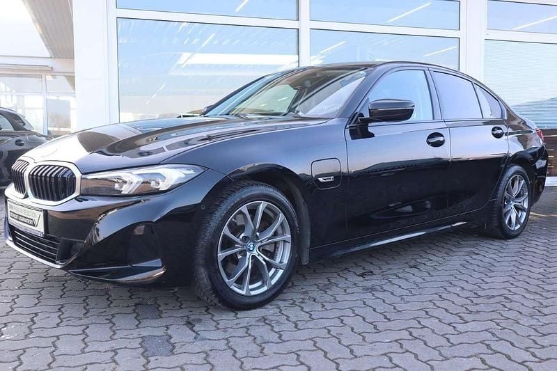 Schwarz ii Gebraucht 2022 BMW 320e Sport Line Limousine | 29.490 € (Fairer Preis) - Bild 1/4