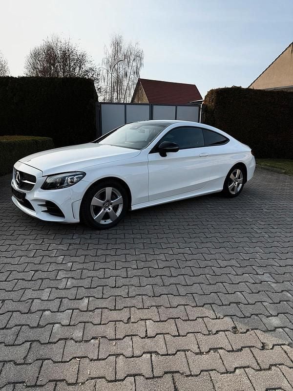 Weiß Gebraucht 2019 Mercedes C200 AMG Coupé | 26.900 € (Fairer Preis) - Bild 1/4
