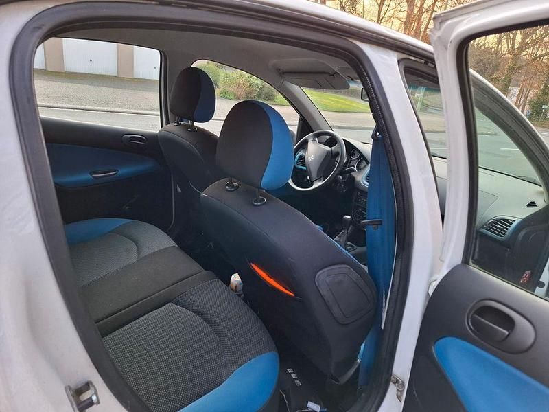 Gebraucht Peugeot 206 73 PS (53 kW) 2011 Weiß Limousine