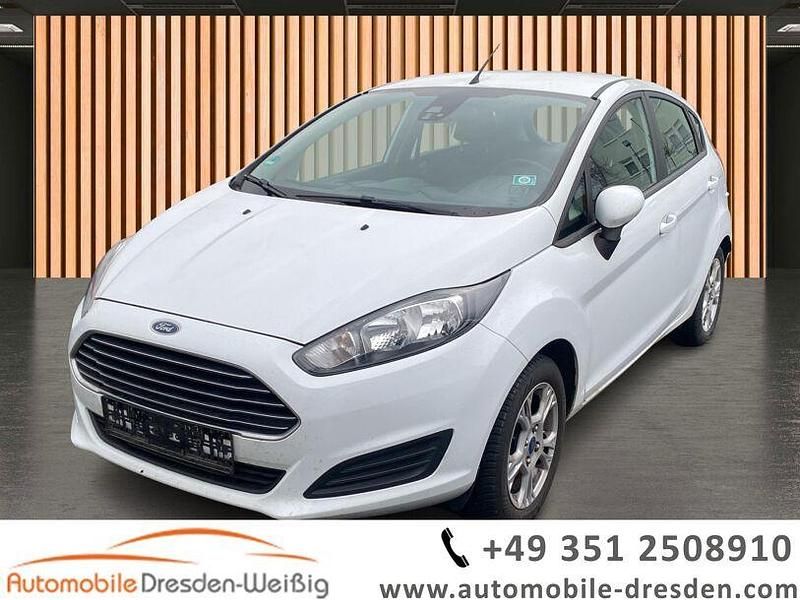 Gebraucht Ford Fiesta Trend 80 PS (58 kW) 2013 Frostweiß Kleinwagen