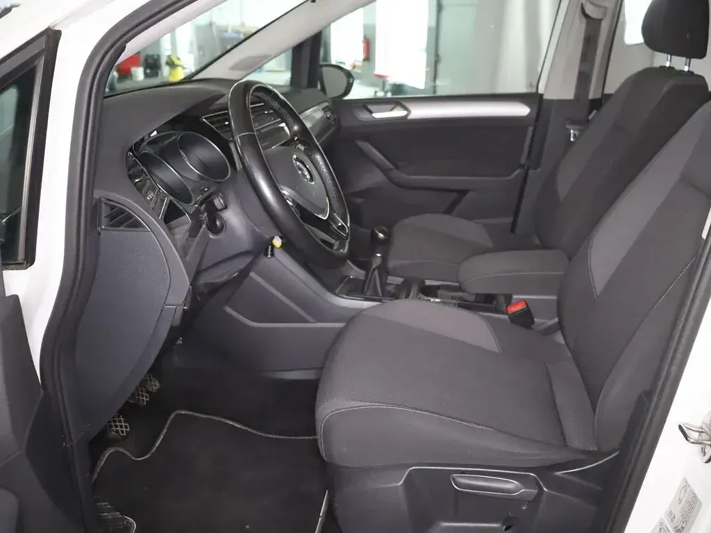Gebraucht VW Touran 110 PS (80 kW) 2019 Pure white Van / Kleinbus