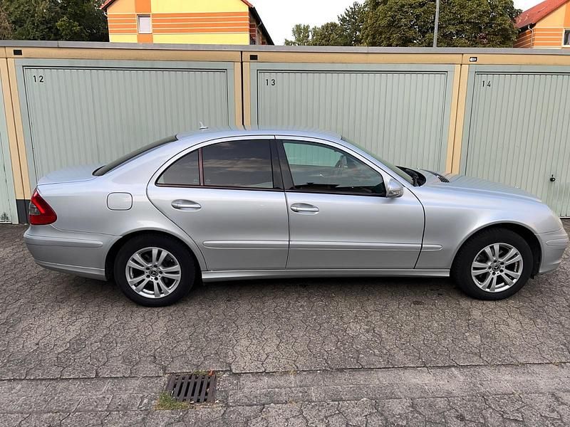 Second-hand Mercedes E200 184 CP (135 kW) 2008 Gri Berlinǎ