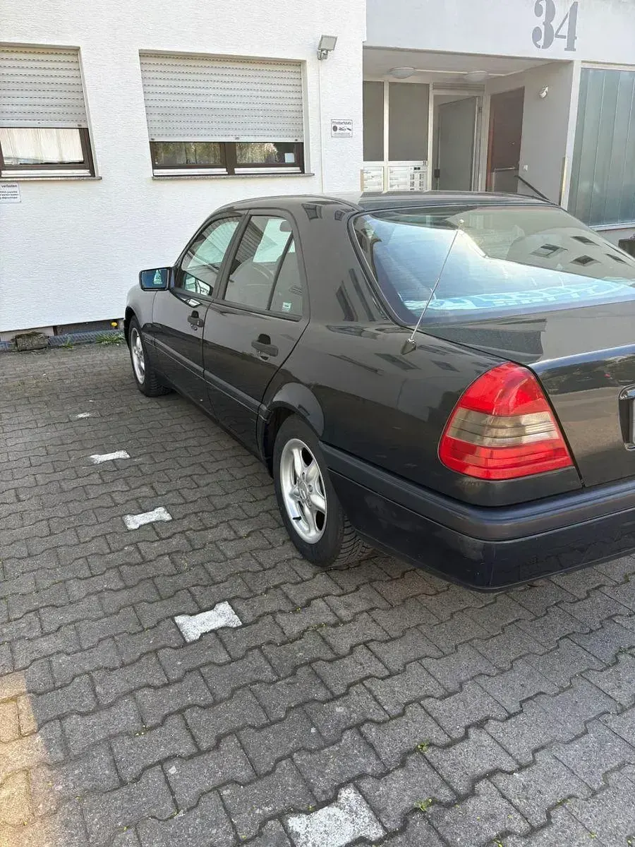 Gebraucht Mercedes C180 122 PS (89 kW) 1996 Schwarz Limousine