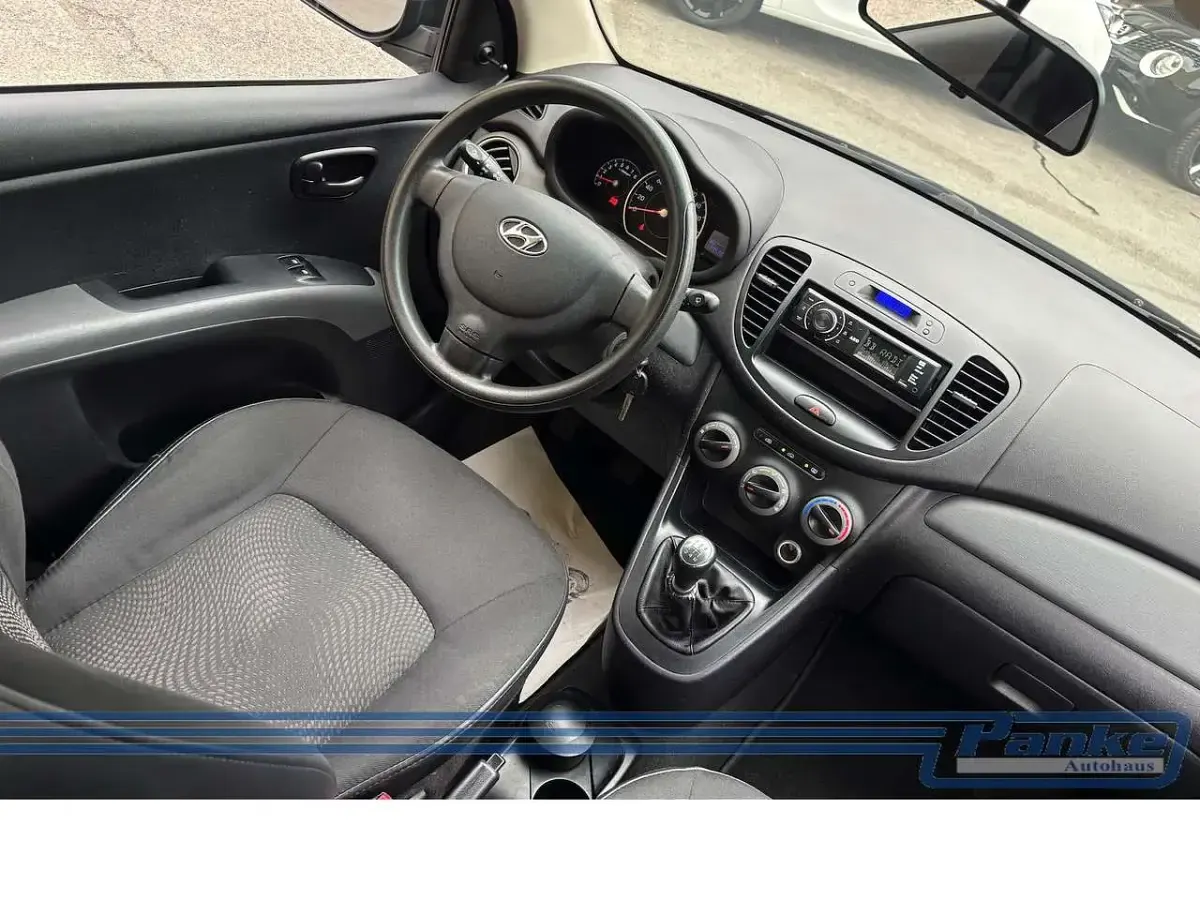 Gebraucht Hyundai i10 69 PS (50 kW) 2012 Phantom black Kleinwagen