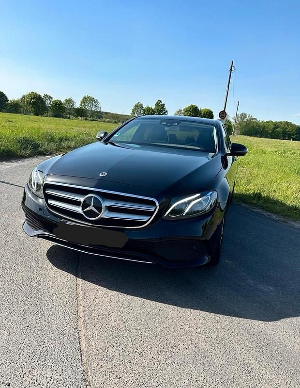Schwarz Gebraucht 2018 Mercedes E220 Limousine | 26.500 € - Bild 1/4