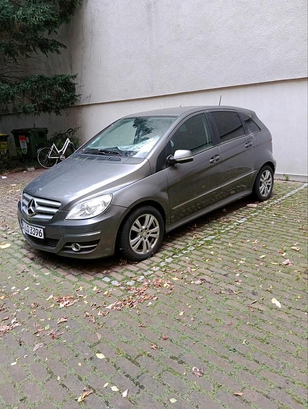 Grau Gebraucht 2009 Mercedes 180 Limousine | 3.900 € - Bild 1/4