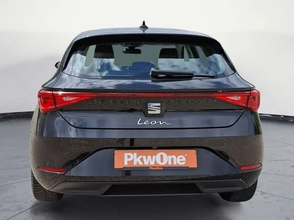 Używany Seat Leon CONNECT 110 KM (80 kW) 2022 Czarny Sedan/Limuzyna