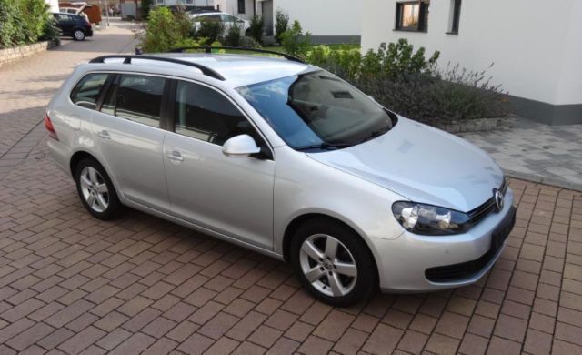 Silber metallic Gebraucht 2012 VW Golf VI Comfortline Kleinwagen | 9.900 € (Teuer) - Bild 1/4