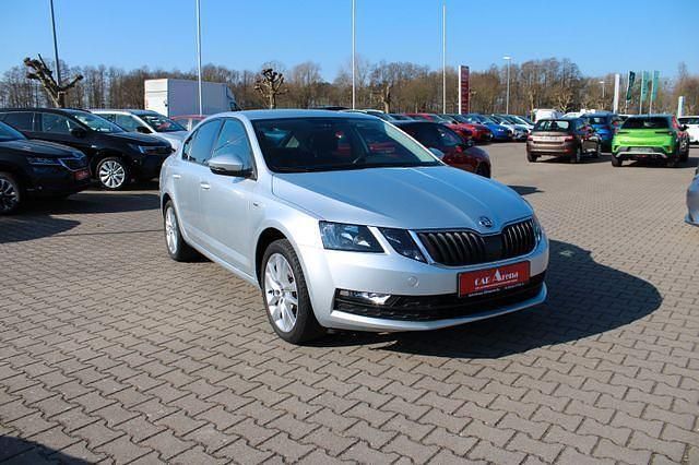 Silber Gebraucht 2018 Skoda Octavia Clever Limousine | 17.930 € (Fairer Preis) - Bild 1/4