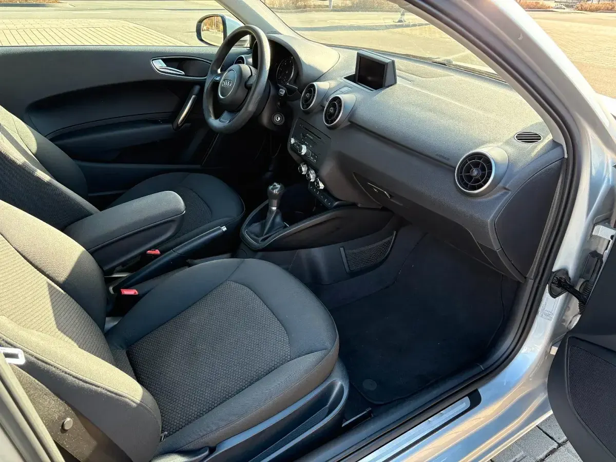 Gebraucht Audi A1 104 PS (76 kW) 2011 Silber Kleinwagen