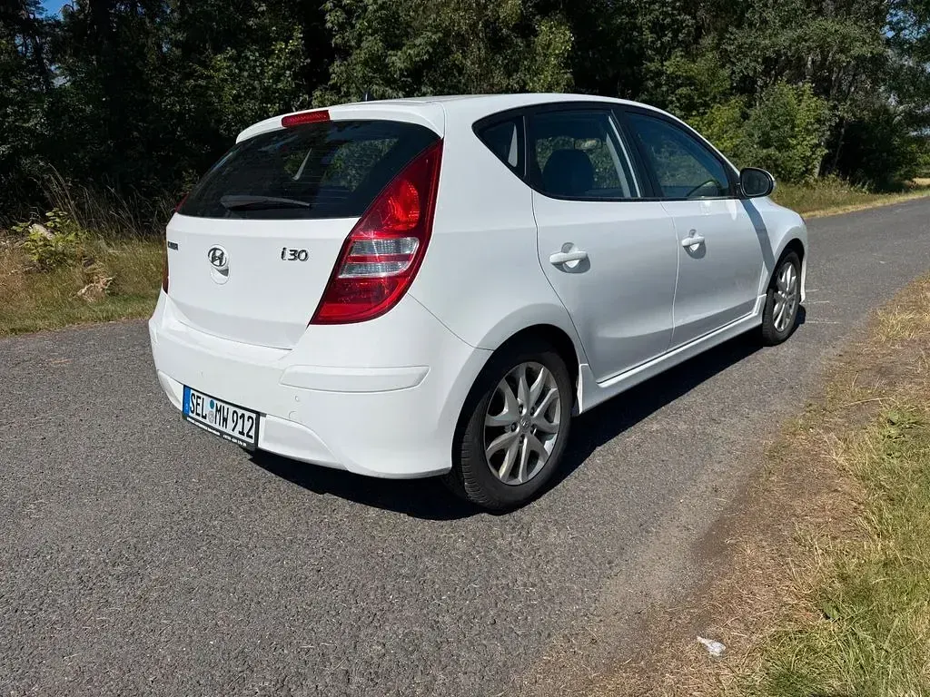 Gebraucht Hyundai i30 109 PS (80 kW) 2011 Weiß Limousine