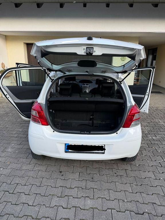 Gebraucht Toyota Yaris 69 PS (50 kW) 2010 Weiß Kleinwagen