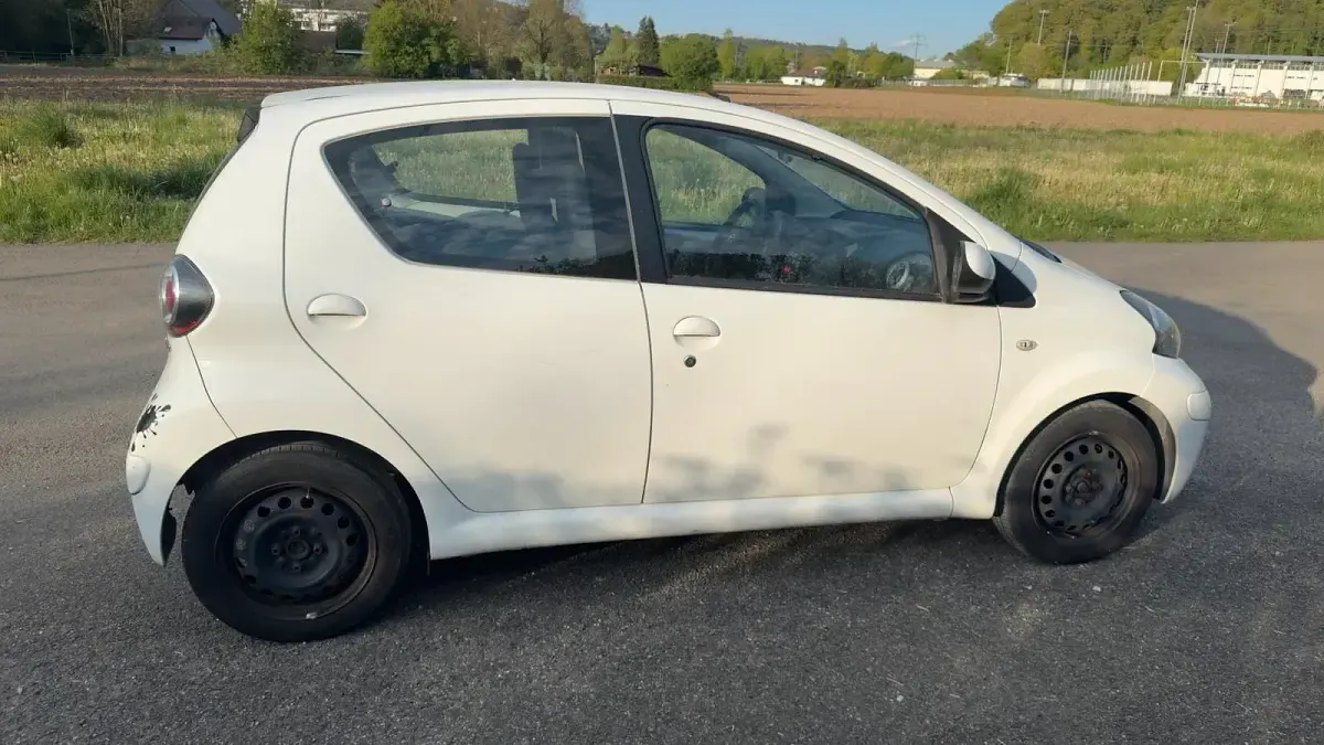 Gebraucht Toyota Aygo 68 PS (50 kW) 2011 Weiß Kleinwagen