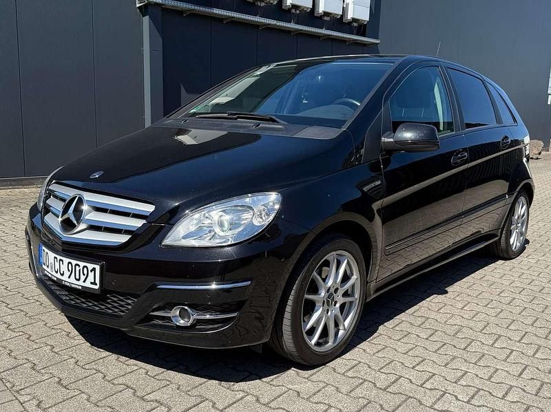 Kosmosschwarz metalliclack Gebraucht 2009 Mercedes B200 Van / Kleinbus | 5.900 € (Fairer Preis) - Bild 1/4