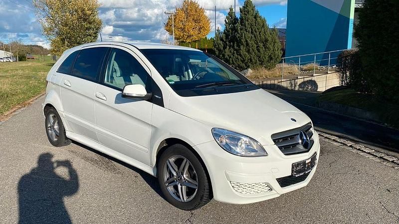 Weiß Gebraucht 2009 Mercedes B150 Van / Kleinbus | 4.990 € (Fairer Preis) - Bild 1/4